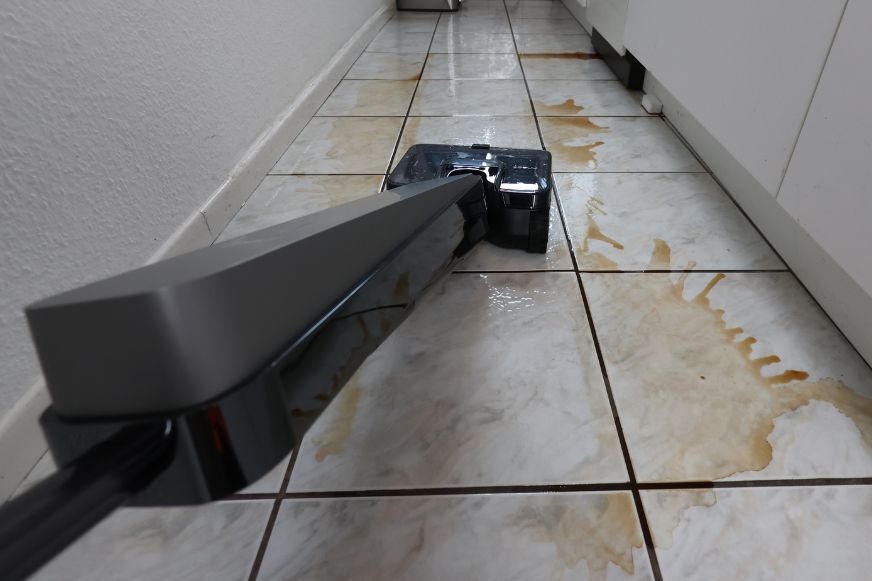 Tineco Floor One S9 Station Scientist entfernt eingetrockneten Kaffeefleck vom Boden
